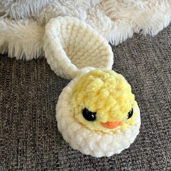 Crocheted chick in an egg, open and closes - Picture 1 of 3